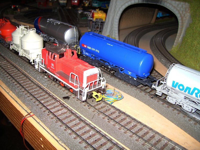 Die BR 365 709 bei Rangierarbeiten im Bahnhof. 