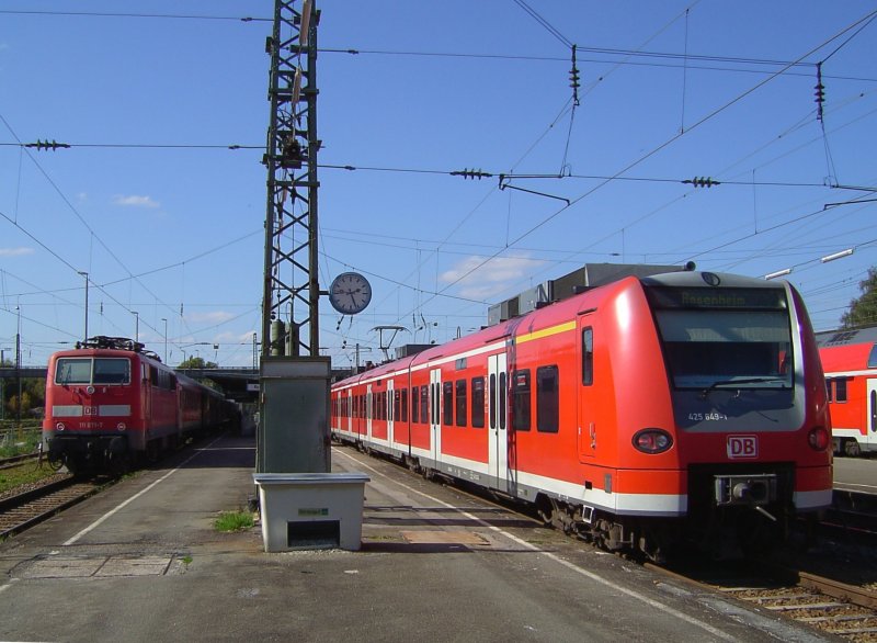 Die BR 425 649-1 wartet am 29.09.2007 in Rosenheim auf ausfahrt. Im Hintergrund steht gerade eine RB mit einer 111er und wartet auf ausfahrt nach Innsbruck. 

