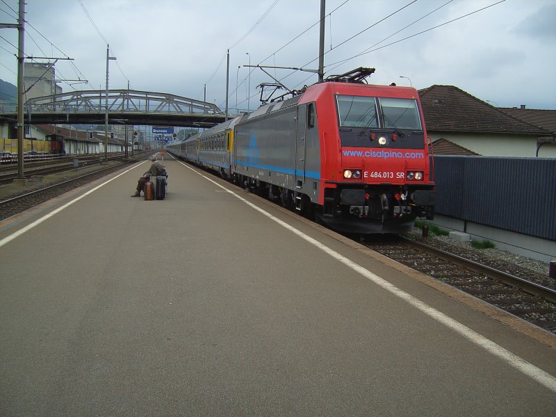 Die BR 484 von Cisalpino bei der Durchfahrt durch Brunnen. (09.09.2007) 