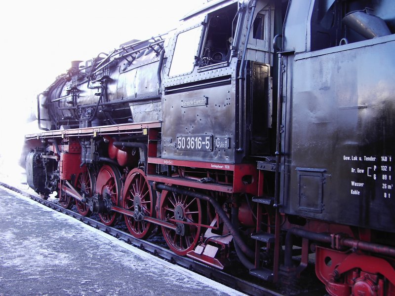 Die BR 50 3616-5 vom Verein Schsische Eisenbahnfreunde hier am Bahnsteig des alten BW Schwarzenberg dem heutigen Eisenbahnmuseum. Dezember 2004