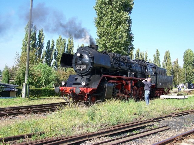 Die BR 50 3708-0 fhrte Fhrerstandsmitfahrten beim Dampflokfest in Stassfurt durch. (23.09.07)