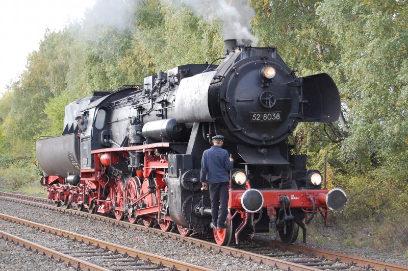 Die Br 52 8038 des Weserberglandexpress beim Umsetzen am 4.10.09 in Stadthagen. Die Zukunft dieser Strecke nach Rinteln ist derzeit ungewiss.