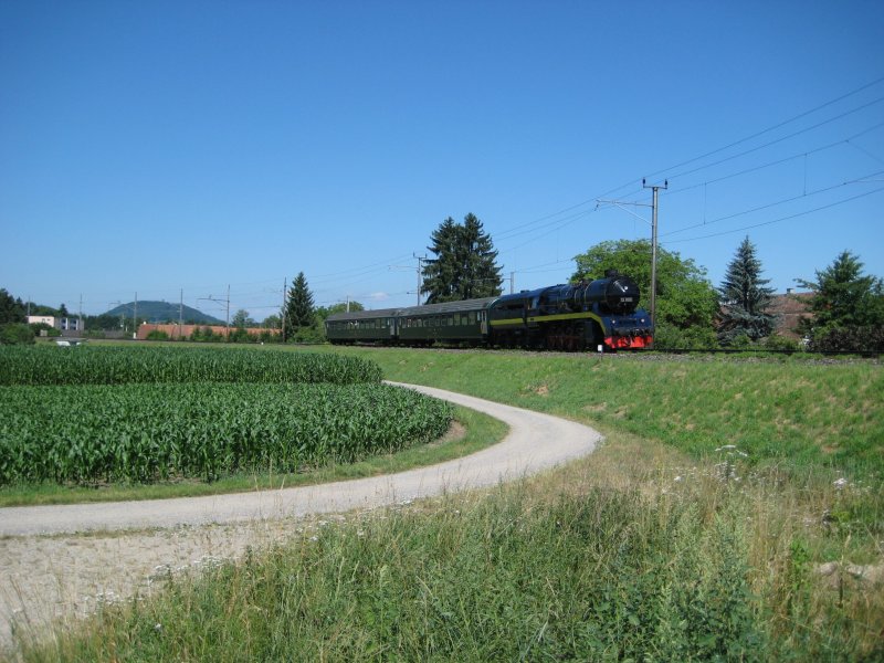 Die BR 52 8055 mit einem Sonderzug gebildet aus zwei Bm von Eurovapor kurz vor Stein am Rhein. 