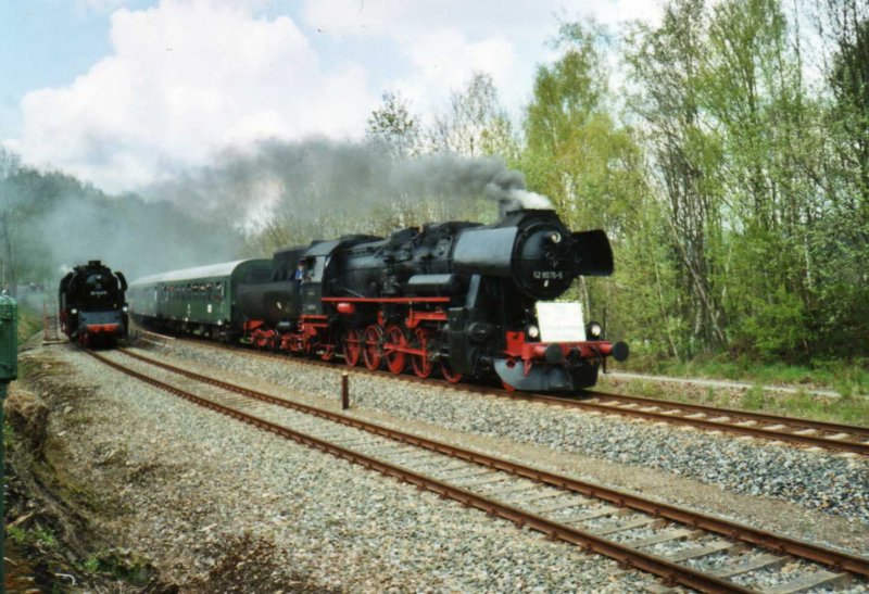 Die BR 52 8075-5 mit einem Sonderzug aus Zwickau(150 Jahre Strecke Schwarzenberg-Zwickau)am 3.5.08.Bei der einfahrt im Bf Schwarzenberg