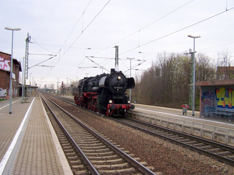 Die BR 52 8154-8 bei dem Umsetzmanver im Rackwitzer Bahnhof am 08.04.07.