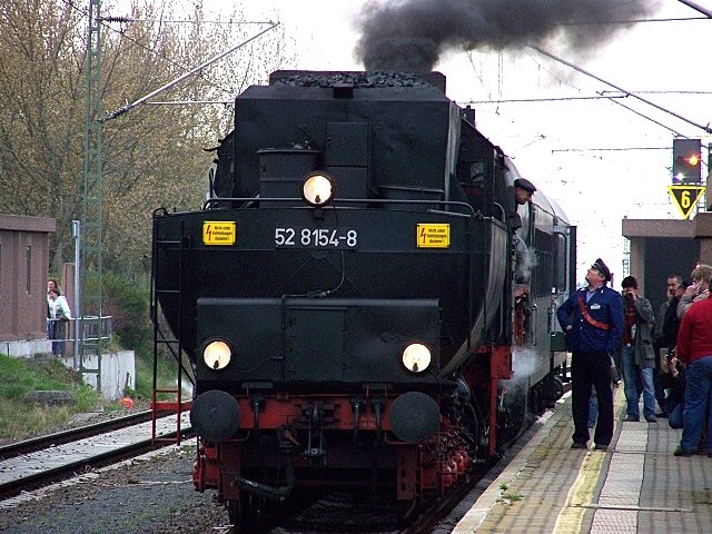 Die BR 52 8154-8 des EMBB mit einem Sonderzug aus Nossen, nach kurzer Umsetzung setzte sie die fahrt nach Leipzig-Plagwitz fort.