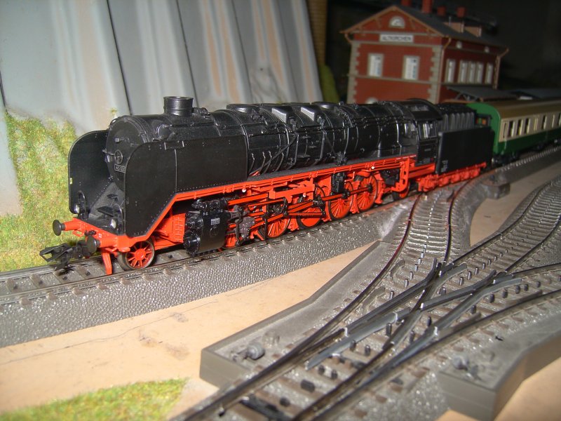 Die BR 54 020 mit einem Sonderzug wartet auf ausfahrt aus den Bahnhof