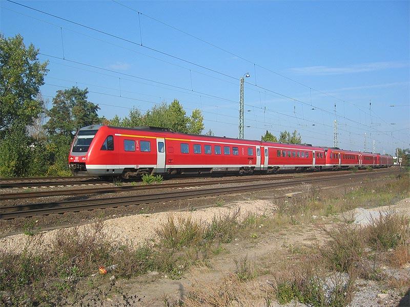 Die BR 612 als 3fach-Traktion kurz vor Ingelheim.