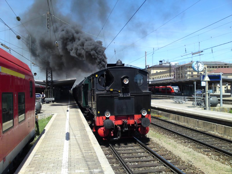 Die BR 70 083 am 19.05.09 im Augsburger Hbf.
Krftig eingeheizt geht die Fahrt gleich weiter.