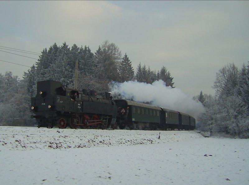 Die BR 77 28 der GEG am 24.12.2007 mit einem Sonderzug unterwegs auf der SLB Strecke Salzburg-Lamprechtshausen. Bei der Durchfahrt in Brmoos. 