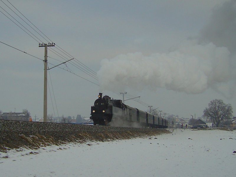 Die BR 77 28 der GEG am 24.12.2007 mit einem Sonderzug unterwegs auf der SLB Strecke Salzburg-Lamprechtshausen. Bei der Ausfahrt in Lamprchtshausen. 