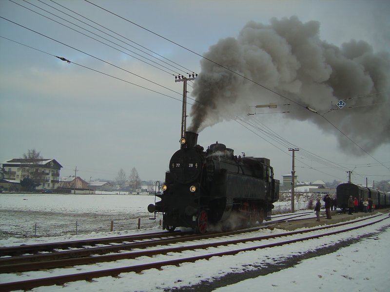 Die BR 77 28 der GEG am 24.12.2007 mit einem Sonderzug unterwegs auf der SLB Strecke Salzburg-Lamprechtshausen. Beim umsetzen des der Lok in Lamprchtshausen. 