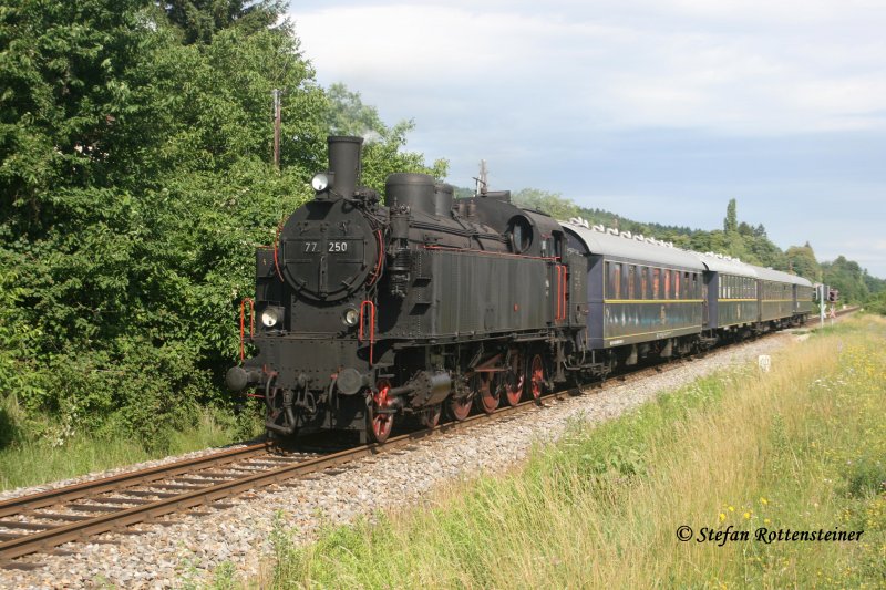 Die BR 77.250 von B&B am 23.06.2007 nach dem Wassernachspeisen bei der Ausfahrt aus Bad Sauerbrunn