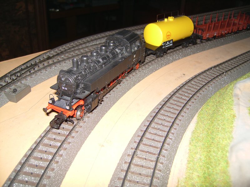 Die BR 86 mit einem Nahgterzug an der Ostausfahrt des Bahnhofs.