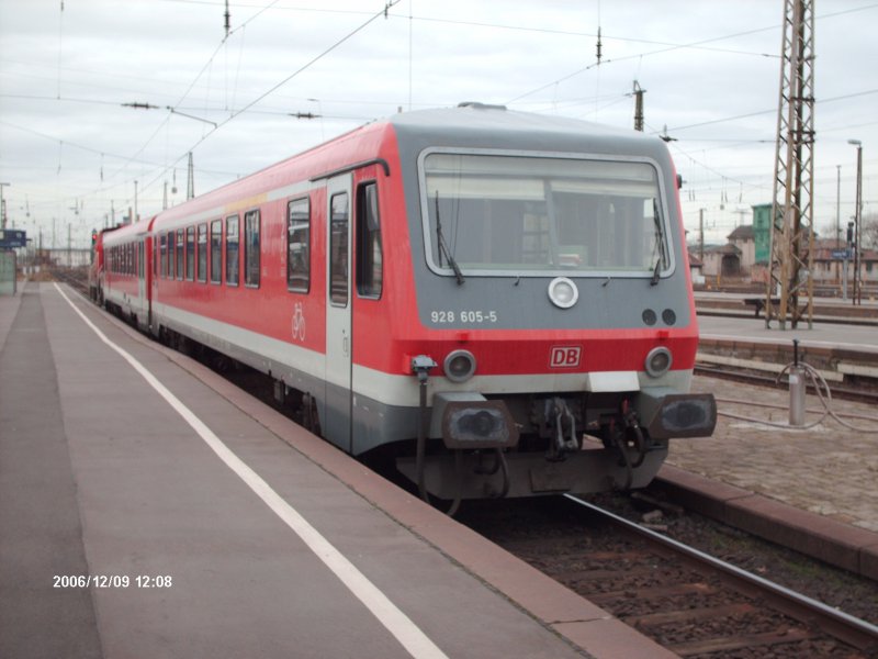 Die BR 928 605-5 wurde von einer Rangierlokomotive am 09.12.2006 aufs Abstellgleis geschoben.