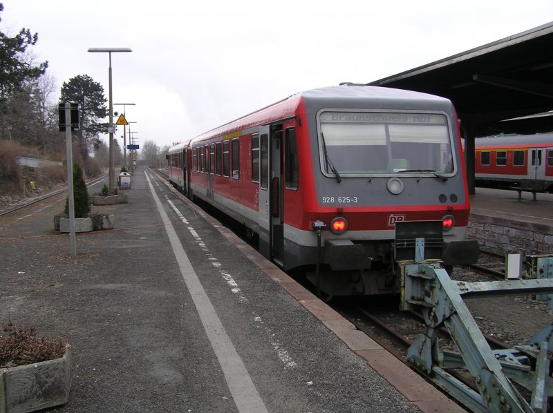 Die BR 928 625-3 am 11.04.2006 um 08:38 Uhr im Kopfbahnhof Bad Harzburg. Der Zug wartet dort auf die Weiterfahrt nach Braunschweig Hbf. Der Zug fhrt gerade die Strecke Goslar - Braunschweig Hbf (KBS 353)