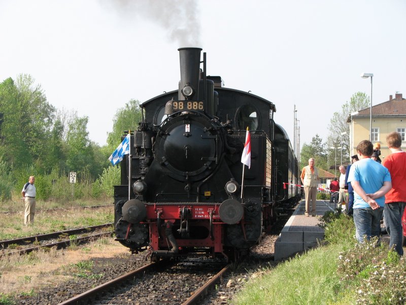 Die BR 98 hier im Bf Mellrichstadt zieht am 29.04.2007 einen Sonderzug nach Fladungen anllich des 10. Jahrestages der Museumsbahn 