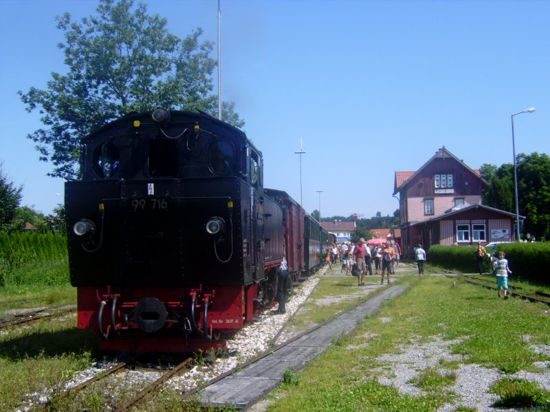 Die BR 99 716 ist mit ihrem Zug aus Warthausen in Ochsenhausen angekommen.