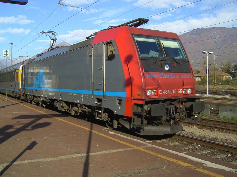 Die BR E 484 015 SR bei der Ausfahrt am 02.11.2007 aus Domodossola. 