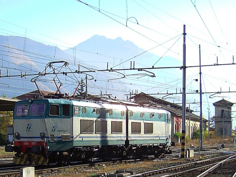 Die BR E 656 091 am 02.11.2007 im Bahnhof von Domodossola. 