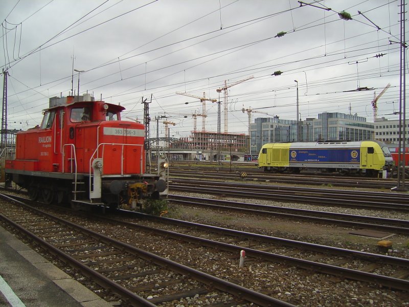 Die BR ER 20-013 am 04.11.2007 auf einem Abstellgleis und die BR 363 706 bei Rangierarbeiten in Mnchen HBF.