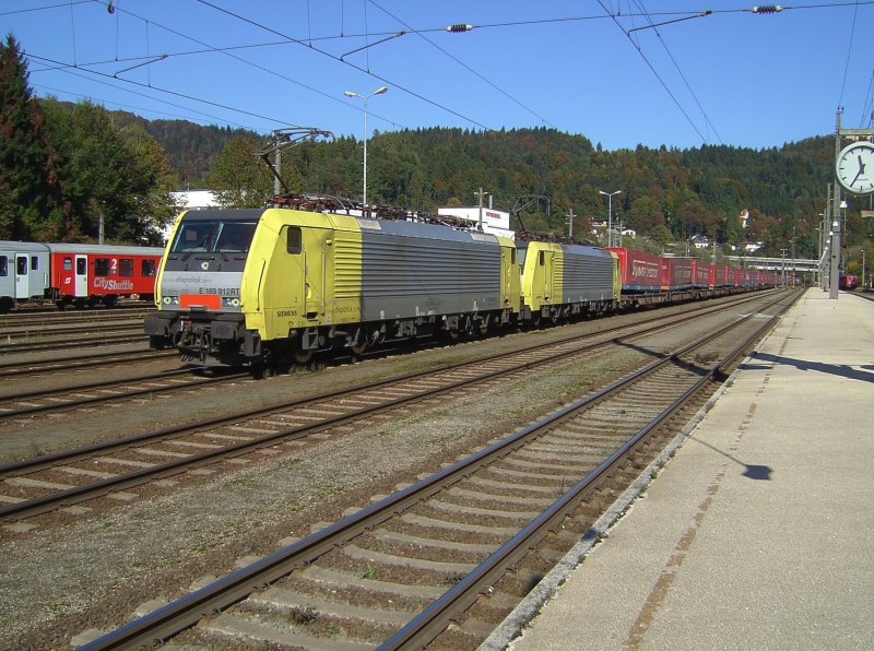 Die BR ES 64 F4-012 und eine Schwester Lok am 29.09.2007 bei der Einfahrt in den Bahnhof Kufstein mit dem WINNER Express.