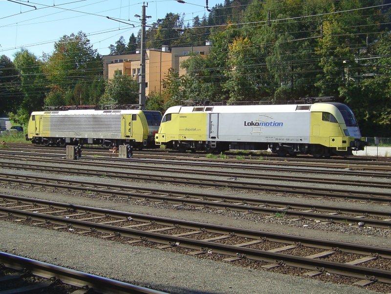 Die BR ES 64 U2-028 und die ES 64 F4-*** steht am 29.09.2007 in Kufstein und wartet auf Arbeit.  