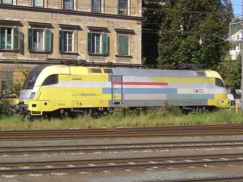 Die BR ES 64 U2-029 wartet am 29.09.2007 auf einem Abstellgleis in Kufstein auf Nachzuschiebende Zge.   