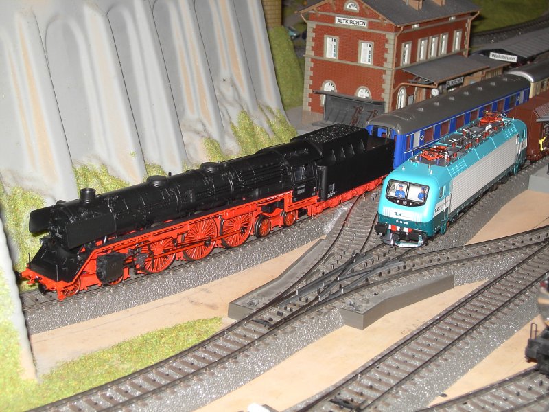 Die BR EU 43 008 der RTC bei der Durchfahrt mit einem Gterzug. Die BR 05 003 wartet mit einem Sonderzug auf Gleis 1 auf Ausfahrt. 