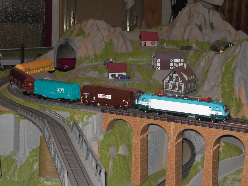 Die BR EU 43 008 der RTC mit einem Gterzug unterwegs auf der Gebirgsbahn. 