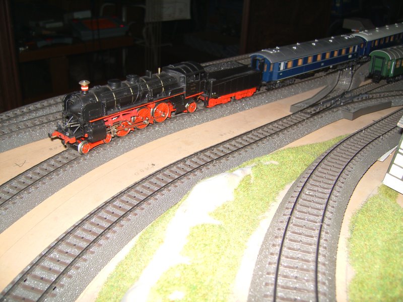 Die BR S 3/6 mit einem DB F Zug am Bahnhof auf Gleis 3