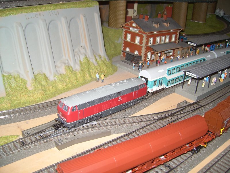 Die BR V 160 026 mit dem Doppelstockzug auf Gleis 2  