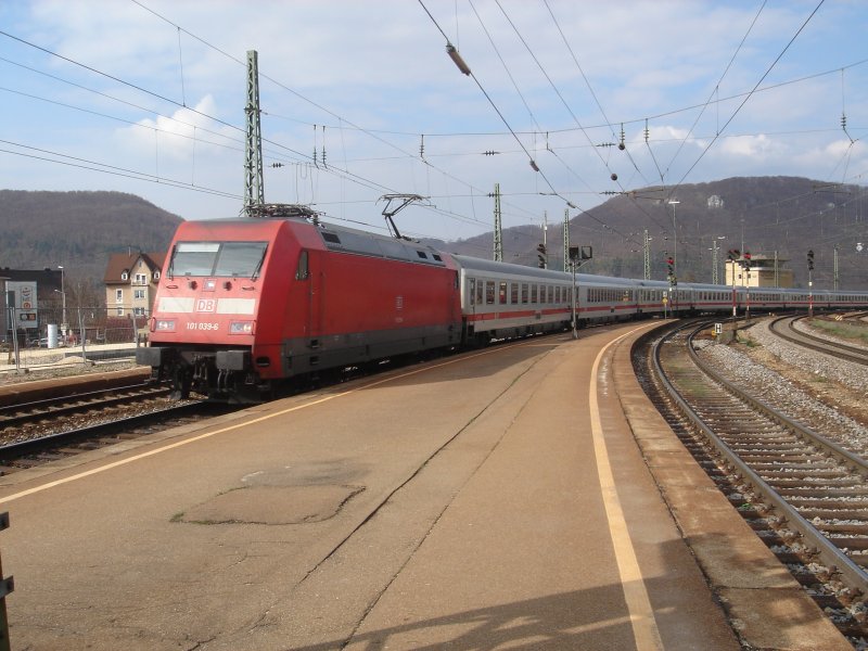 Die Br.101 039-6 fuhr am 18.04.06 mit diesem IC vermutlich richtung Mnchen HBF. Hier durchfhrt er gerade den Bahnhof von Geislingen.