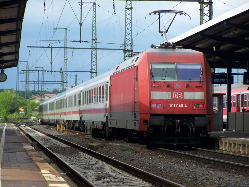 Die Br.101 040-4 fuhr am 16.05.07 mit einem IC von Karlsruhe Hbf nach Nrnberg Hbf. Hier bei der Ausfahrt des Bahnhofes Aalen.
