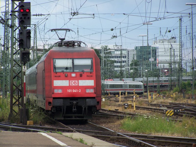 Die Br.101 041-2 fuhr am 27.Juni 2007 mit einem IC nach Frankfurt am Main Hauptbahnhof. Hier bei der Einfahrt in Stuttgart Hbf.