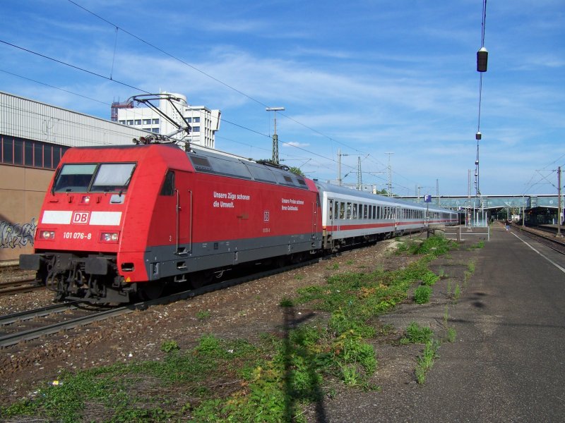 Die Br.101 076-8 bei der Abfahrt aus dem Bahnhof Gppingen. Der InterCity kam aus Mnchen Hbf und fuhr nach Strabourg. Aufgenommen am 13.Juli 2007