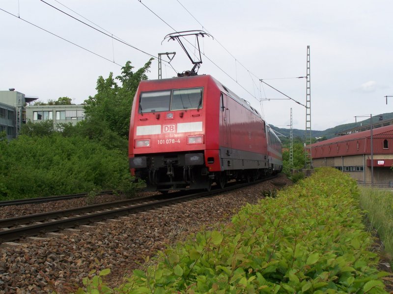 Die Br.101 078-4 fuhr im Mai. 2007 mit einem IC von Karlsruhe Hbf nach Nrnberg Hbf, hier kurz vor der Einfahrt des Bahnhofs Aalen. (Hbf) ;-)