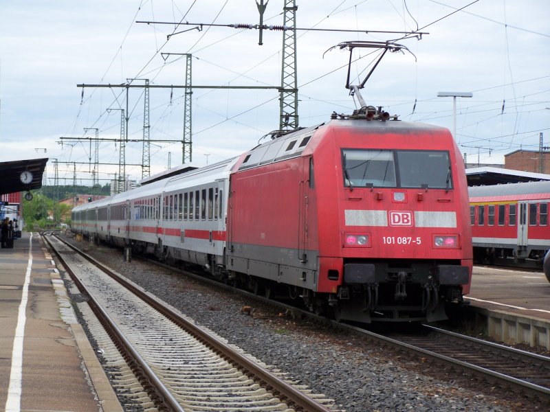 Die Br.101 087-5 fuhr am 12.05.07 mit einem IC von Karlsruhe Hbf nach Nrnberg Hbf. Hier im Bahnhof Aalen.
