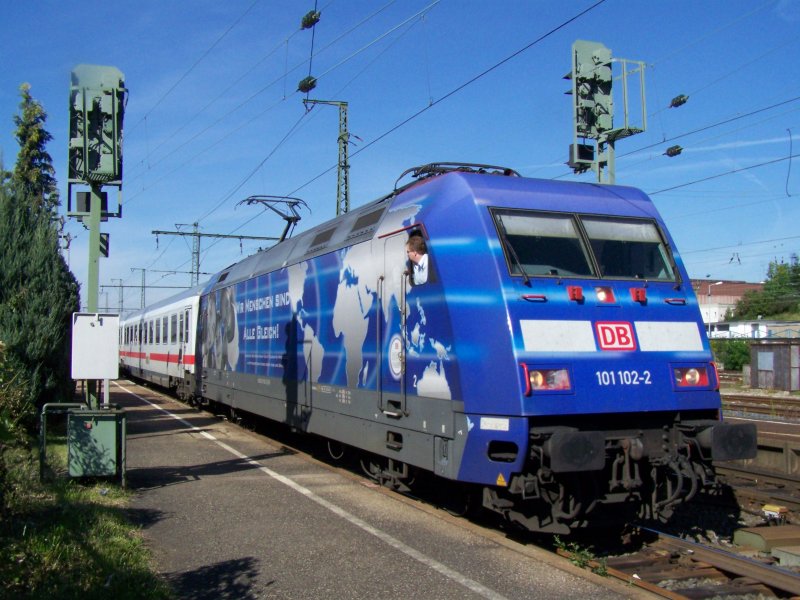 Die Br.101 102-2 ist am 21.September 2007 mit einem IC von Nrnberg Hbf nach Karlsruhe Hbf unterwegs. Hier im Bahnhof Aalen.
