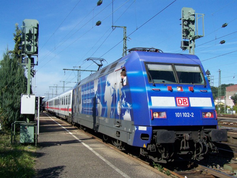 Die Br.101 102-2  Wir Menschen sind alle gleich  fuhr am 21.September 2007 mit einem InterCity IC von Nrnberg Hbf nach Karlsruhe Hbf. Hier im Bahnhof Aalen.