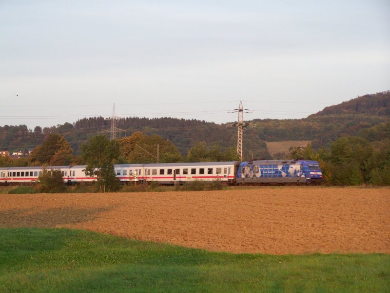 Die Br.101 102-2  Wir Menschen sind alle gleich  im Abendlich bei Aalen-Hofen. Der Zug fuhr als InterCity IC von Karlsruhe Hbf nach Nrnberg Hbf. Aufgenommen am Abend des 21.September 2007 bei Aalen-Hofen.