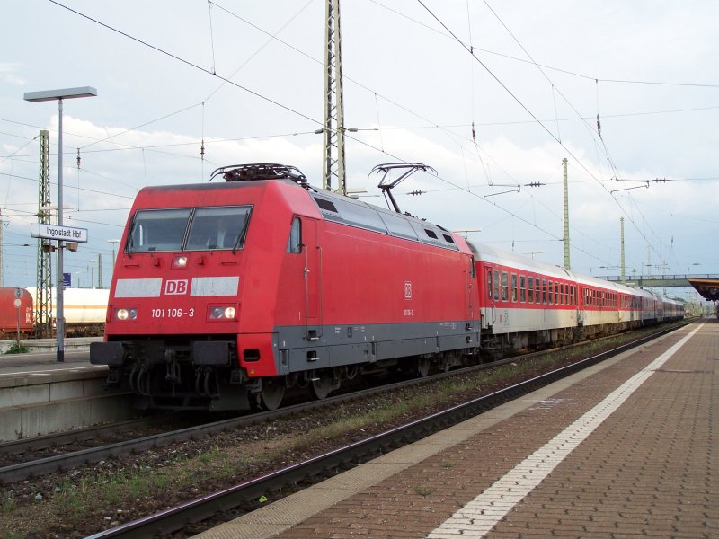 Die Br.101 106-3 fuhr am 27.05.07 mit einem Nacht Zug NZ von Mnchen Hbf nach Kobenhagen. Hier im Bahnhof Ingolstadt.