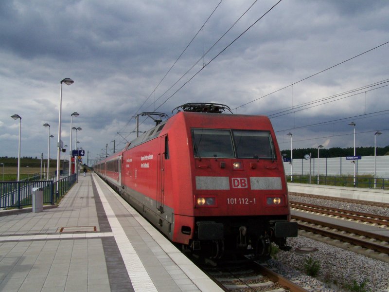 Die Br.101 112-1 zog den RE  Mnchen-Nrnberg Express  von Nrnberg Hbf nach Mnchen Hbf. Hier bei der Einfahrt in Allersberg(Rothsee). Aufgenommen am 31.Juli 2007.