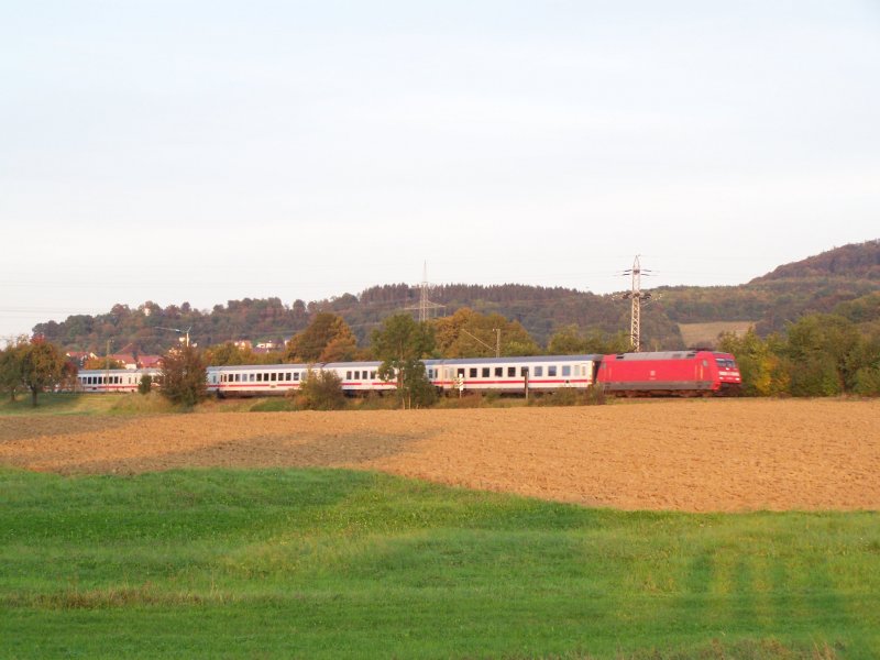 Die Br.101 114-7 ist am 21.September 2007 mit einem IC von Nrnberg Hbf nach Karlsruhe Hbf unterwegs. Hier in Hhe Aalen-Hofen, der Zug erreicht in Krze den Bahnhof Aalen.