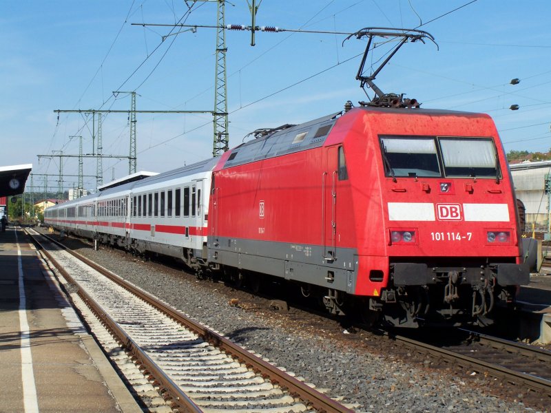 Die Br.101 114-7 fuhr am 21.September 2007 mit einem InterCity IC von Karlsruhe Hbf nach Nrnberg Hbf. Hier im Bahnhof Aalen.