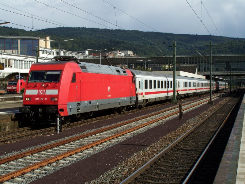 Die Br.101 127-9 stand am 4.September 2007 mit einem IC im Bahnhof Heidelberg Hbf. Der InterCity fuhr weiter nach Frankfurt am Main Hbf. Im Hintergrund stand eine Br.146 mit einem RegionalExpress nach Frankfurt a. M. Hbf zur Abfahrt bereit.