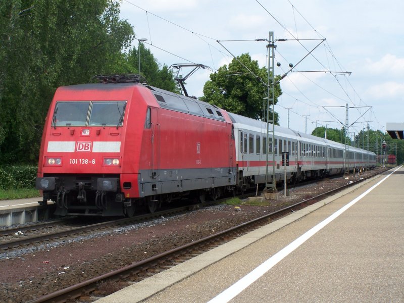 Die Br.101 138-6 fuhr am 31.05.07 von Nrnberg Hbf nach Karlsruhe ber Ansbach, Crailsheim, Ellwangen, Aalen, Schwbisch Gmnd, Stuttgart Hbf, Vaihingen/Enz, Mhlacker und Pforzheim Hbf. Hier im Bahnhof Crailsheim.