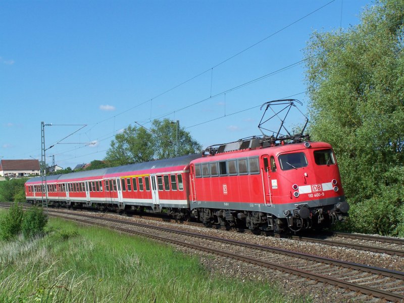 Die Br.110 400-9 fuhr im Jahr 2007 mit einer Regionalbahn RB von Aalen nach Donauwrth. Hier kurz vor dem Bahnhof Goldshfe.