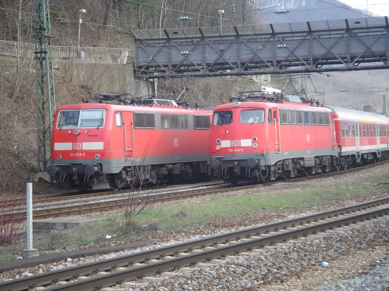 Die Br.110 414-0 und die Br.111 029-5 standen am 18.04.06 mit ausgefahrenem Stromabnehmern in Geislingen Hbf.