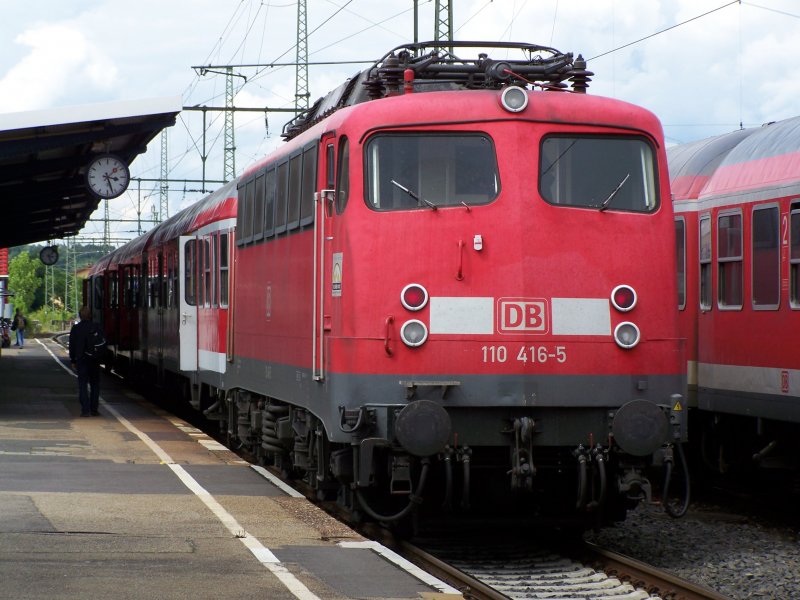 Die Br.110 416-5 stand am 11.Juni 2007, abgebgelt im Bahnhof Aalen auf Gleis 1. Der zug fuhr um 15.35 Uhr zurck nach Donauwrth.